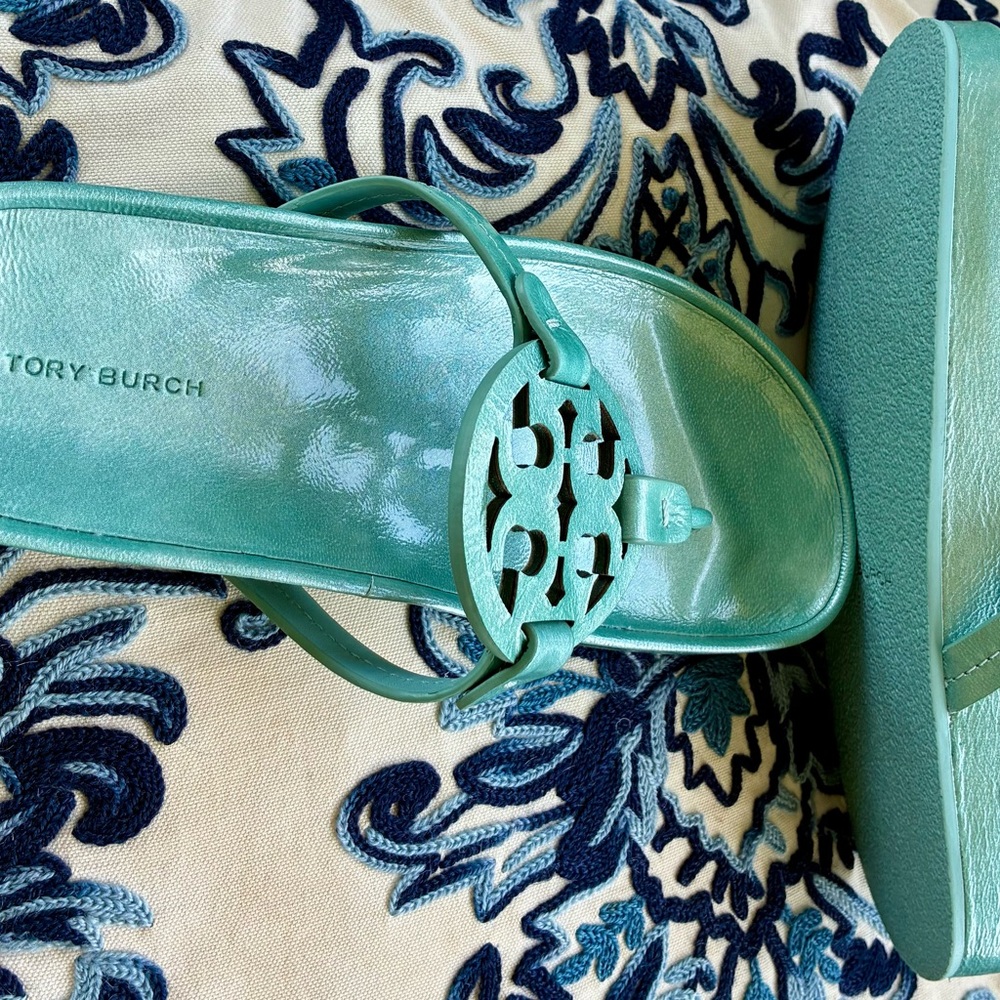 Tory Burch Mint Green Logo Thong Sandals - Picture 4 of 8